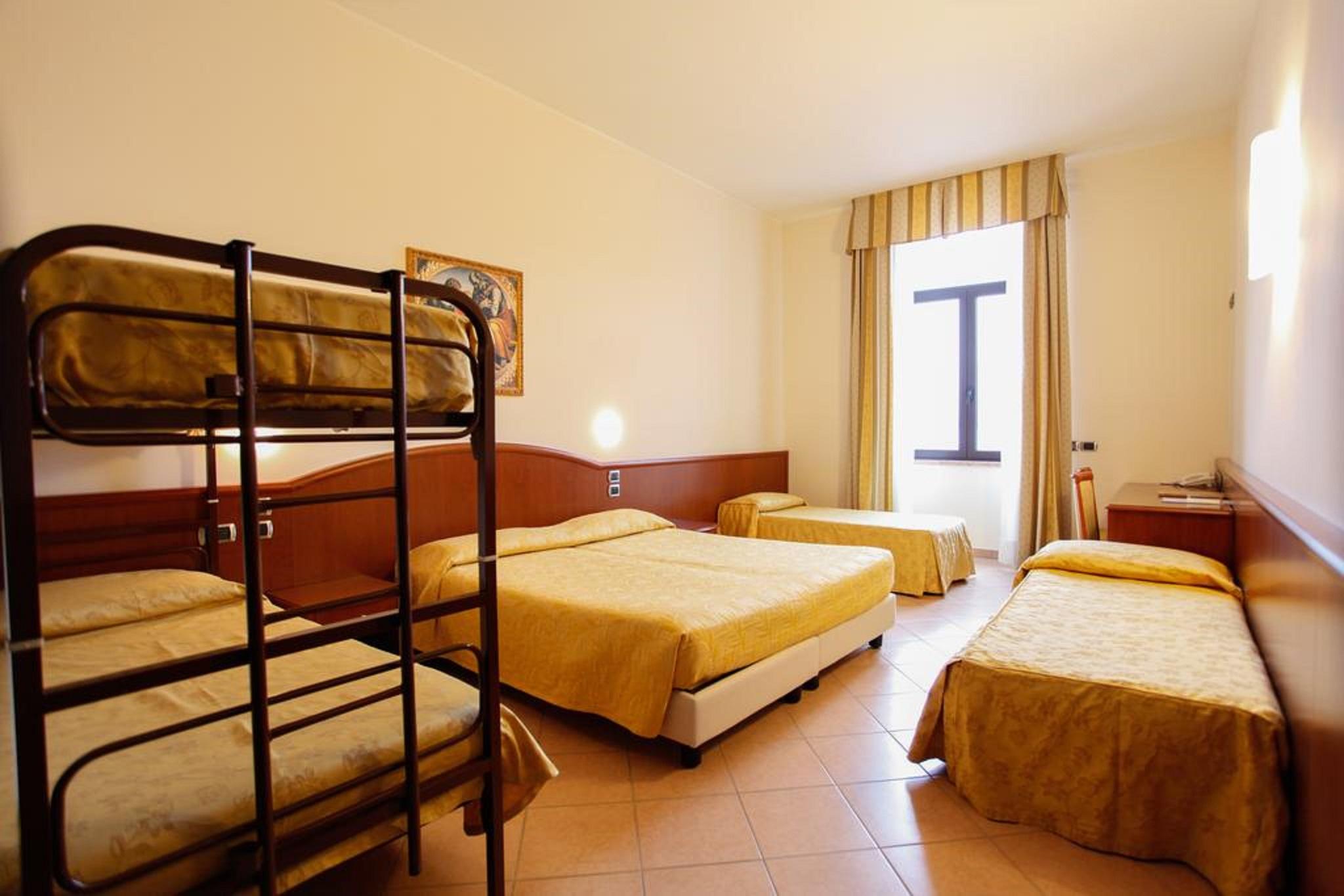Готель Garda Family House Кастеллетто-ді-Бренцоне Екстер'єр фото