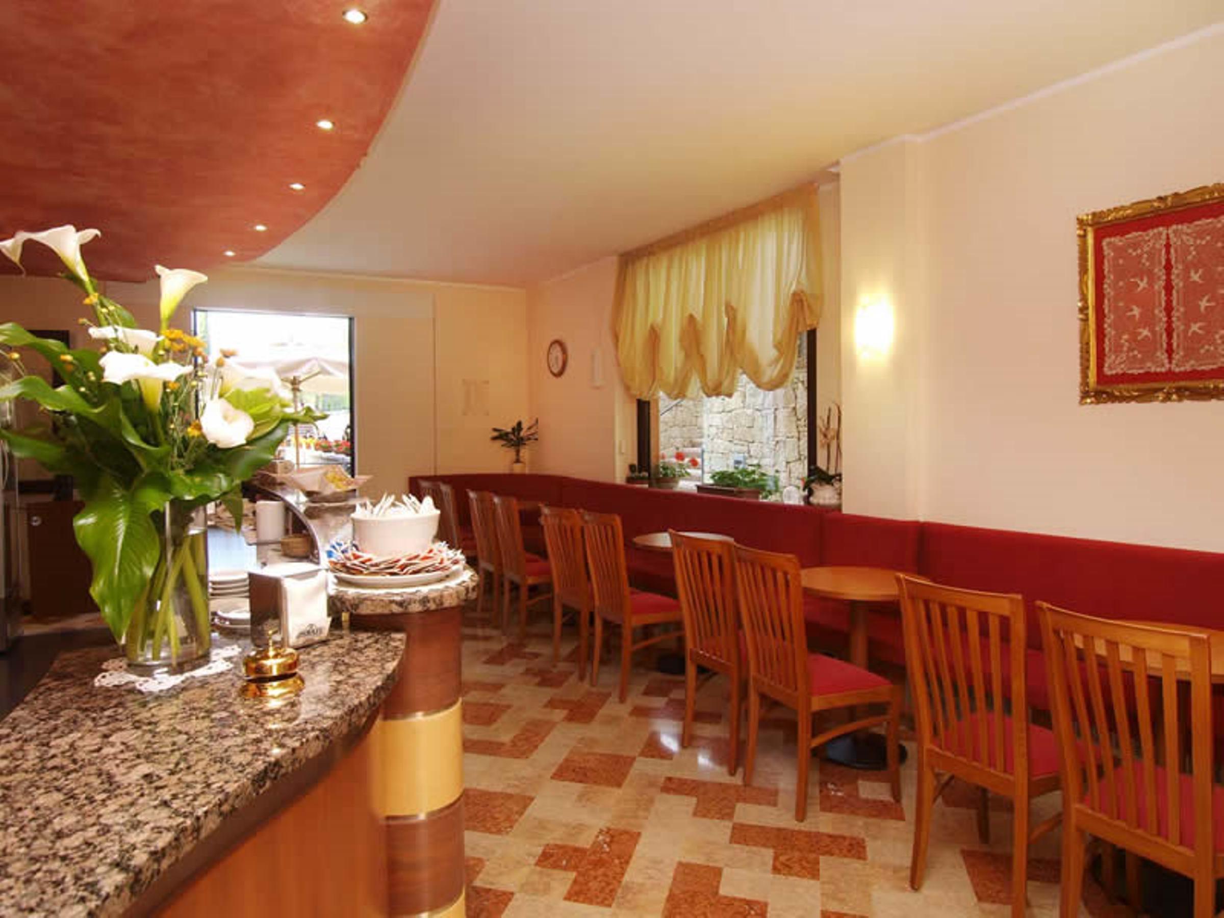 Готель Garda Family House Кастеллетто-ді-Бренцоне Екстер'єр фото