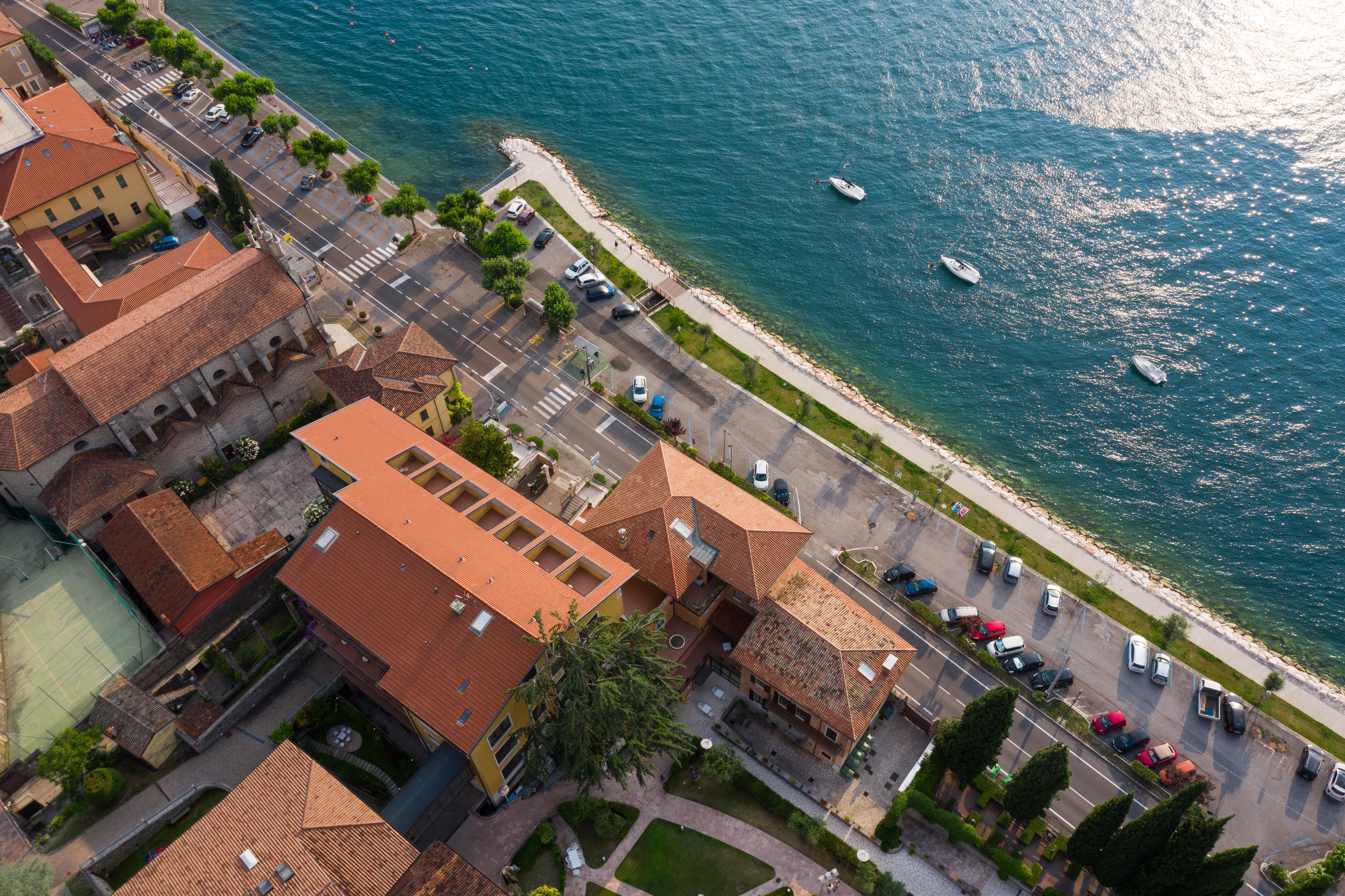 Готель Garda Family House Кастеллетто-ді-Бренцоне Екстер'єр фото