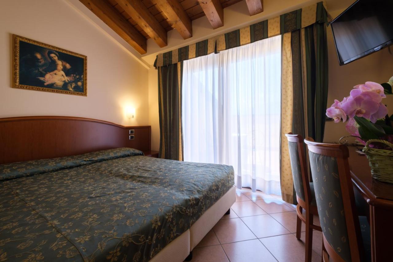 Готель Garda Family House Кастеллетто-ді-Бренцоне Екстер'єр фото