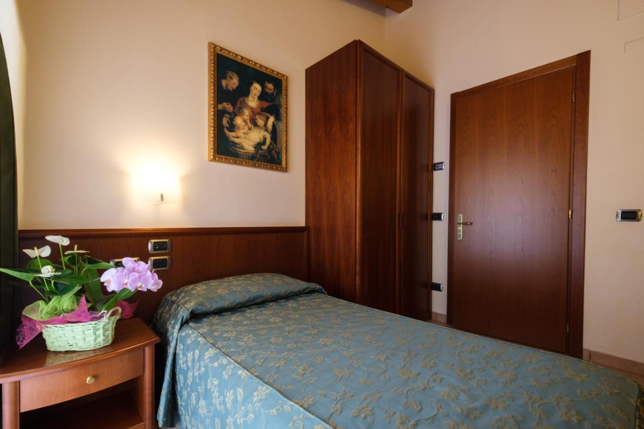 Готель Garda Family House Кастеллетто-ді-Бренцоне Екстер'єр фото